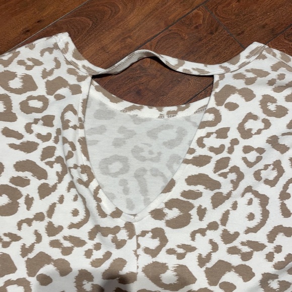 BRAND NEW Leopard Print Keyhole Back Long Sleeve - Picture 7 of 7